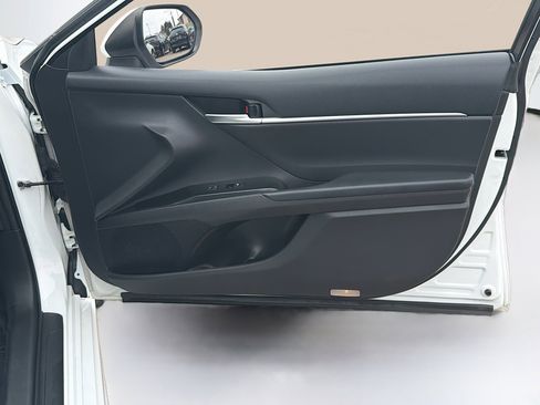 Used 2018 Toyota Camry SE w/ Moonroof Package image 31