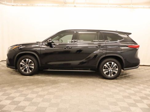 Used 2021 Toyota Highlander XLE FWD image 2