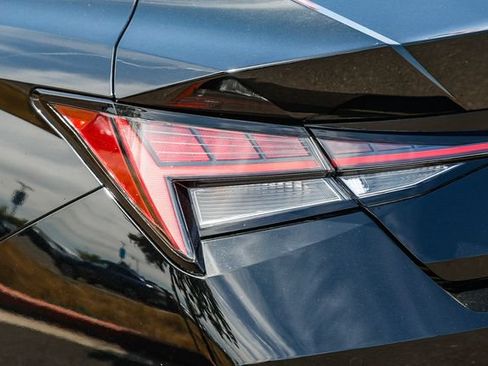 Certified 2022 Hyundai Elantra Limited FWD image 10