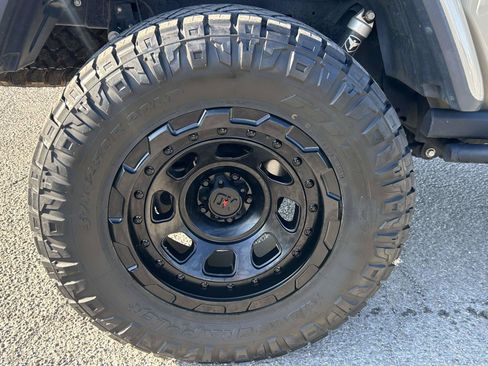 Used 2020 Jeep Gladiator Rubicon AWD/4WD image 9