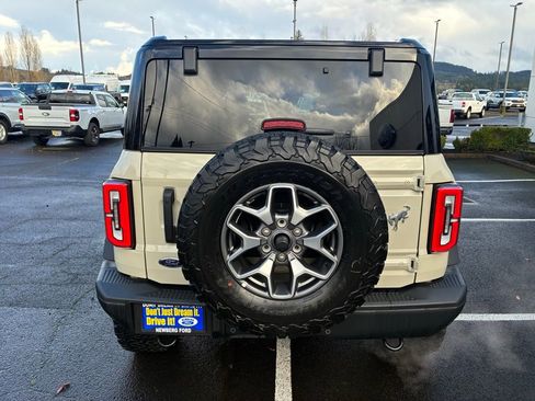 Used 2025 Ford Bronco Badlands image 5