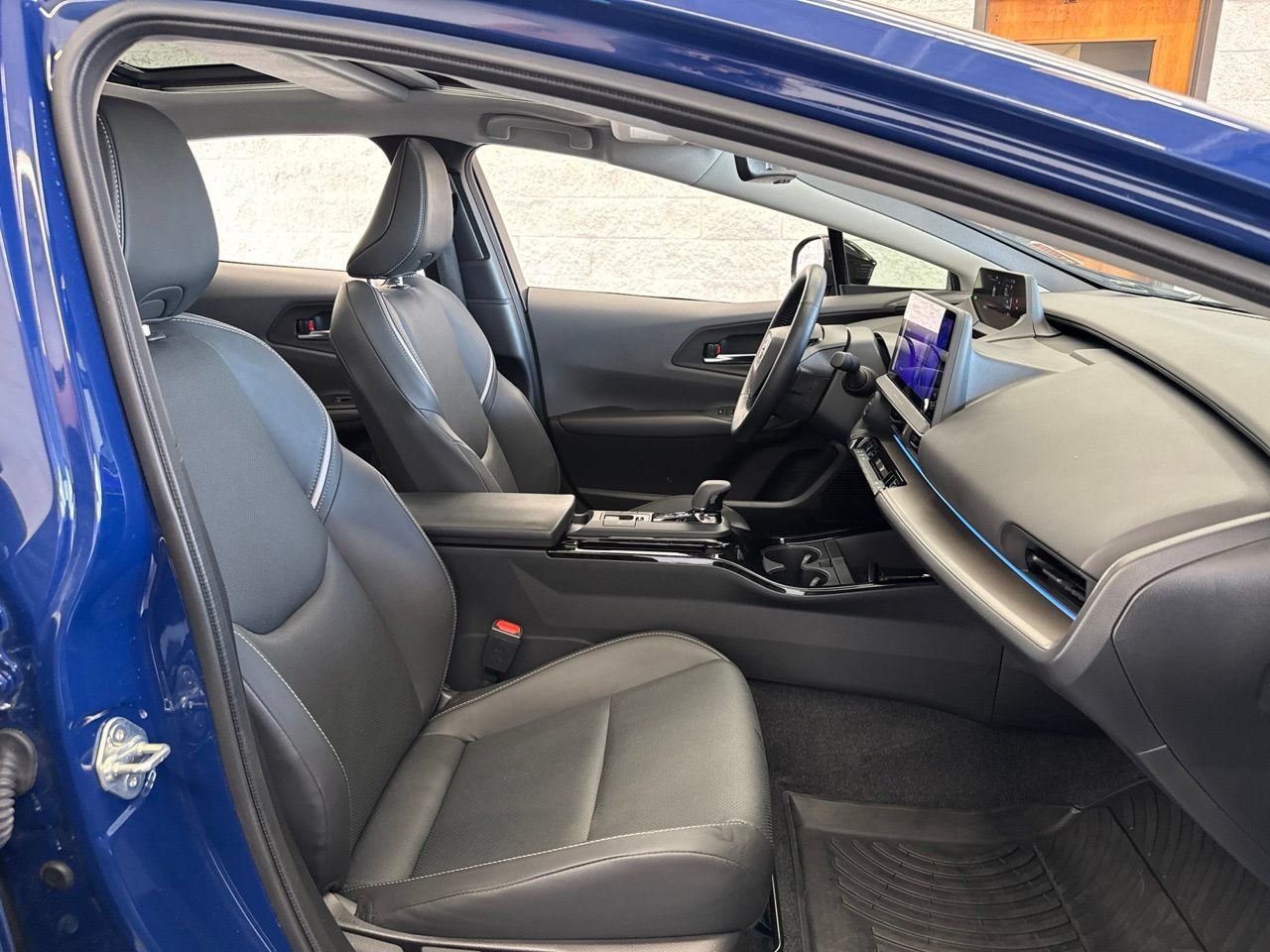 Used 2025 Toyota Prius XLE FWD image 47