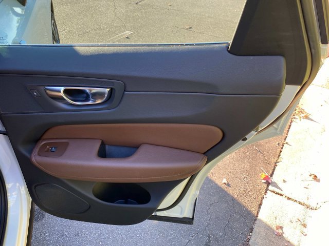 Used 2022 Volvo XC60 B5 Momentum w/ Advanced Package FWD image 35