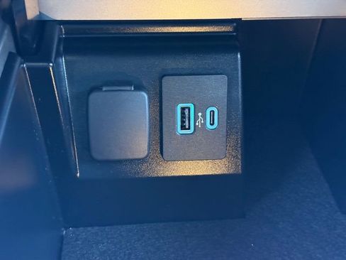 Used 2022 Ford Explorer XLT w/ Equipment Group 202A AWD/4WD image 18