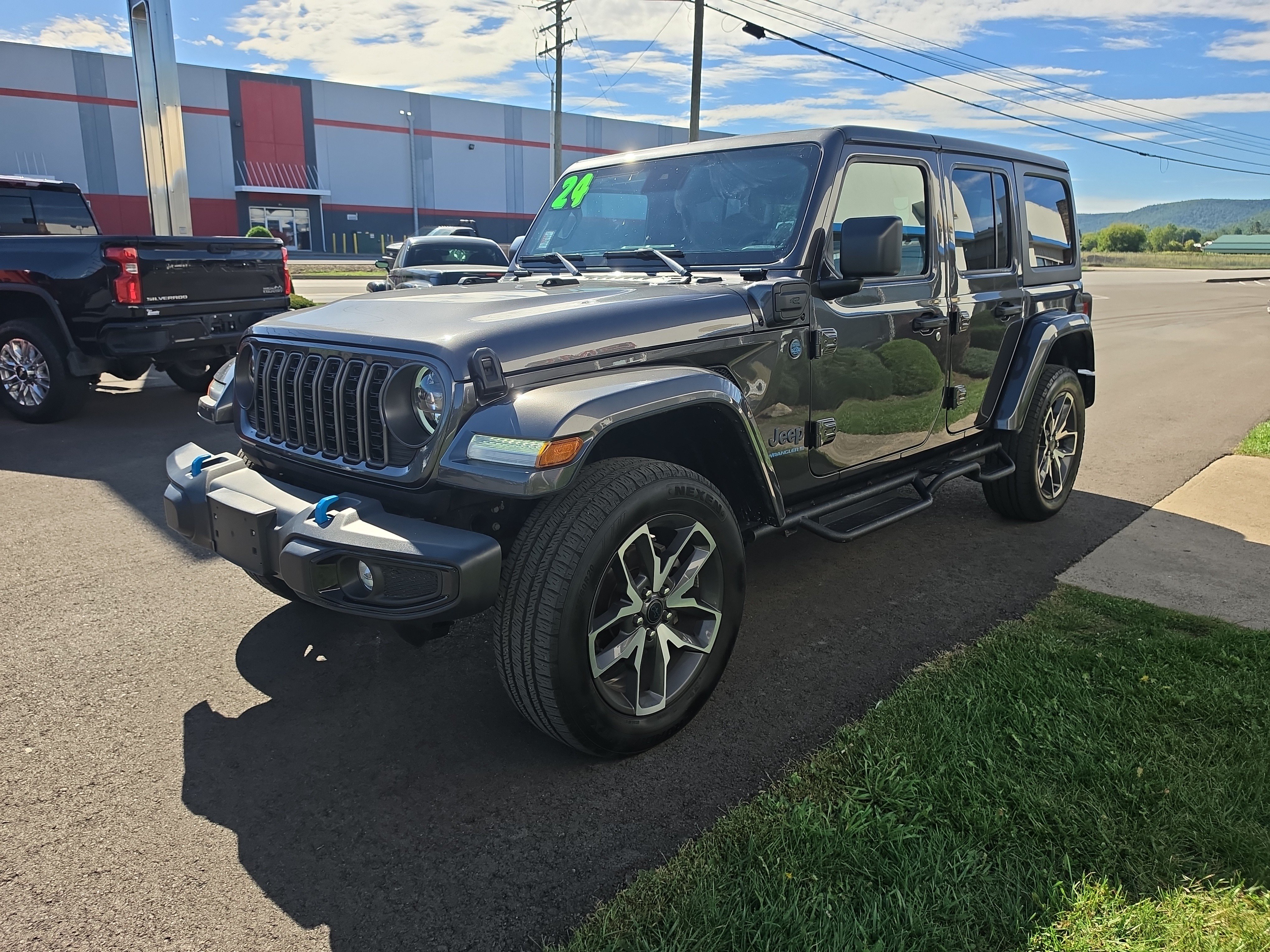 Used 2024 Jeep Wrangler Unlimited w/ Convenience Group AWD/4WD image 8