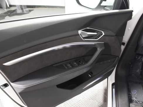Used 2021 Audi e-tron Prestige w/ Prestige Package image 14