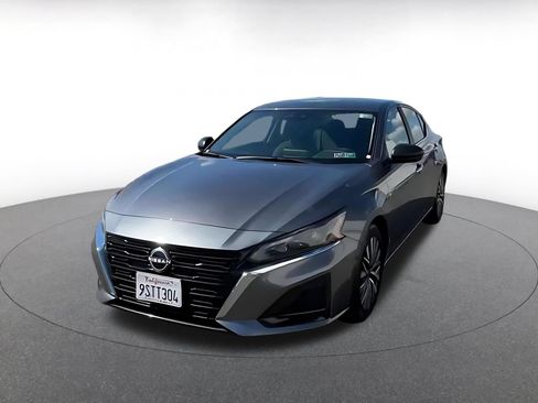 Used 2025 Nissan Altima 2.5 SV FWD image 5