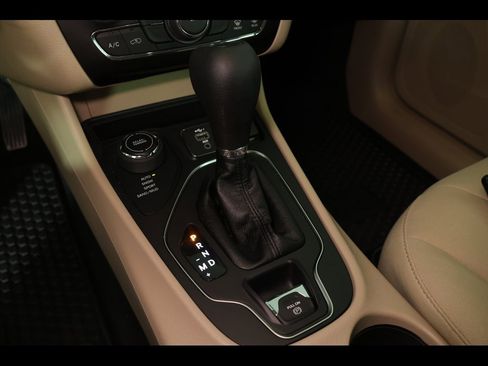 Used 2020 Jeep Cherokee Latitude w/ Cold Weather Group image 25