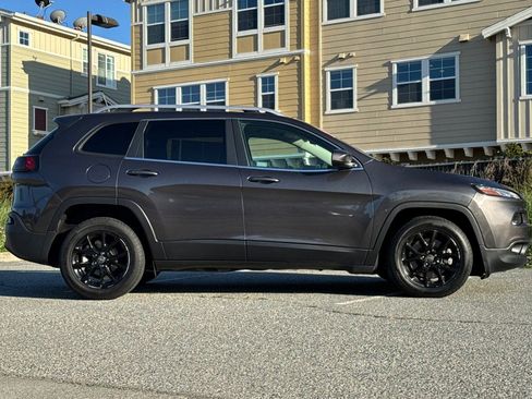 Used 2016 Jeep Cherokee Latitude FWD image 3