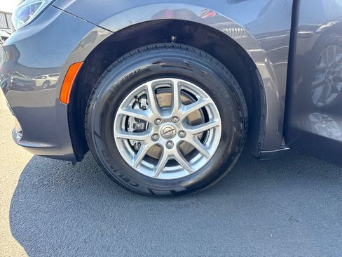 Used 2023 Chrysler Pacifica Touring-L FWD image 25