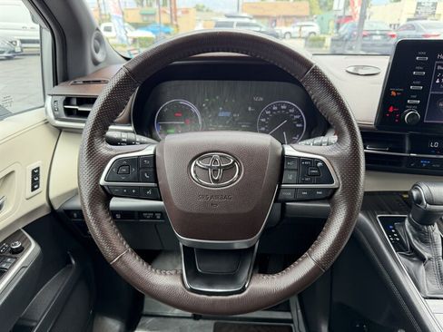Used 2021 Toyota Sienna Platinum FWD image 17