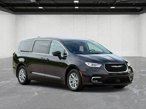 Certified 2023 Chrysler Pacifica Touring-L FWD image 7
