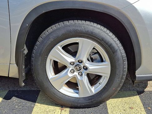 Certified 2024 Toyota Highlander LE image 8