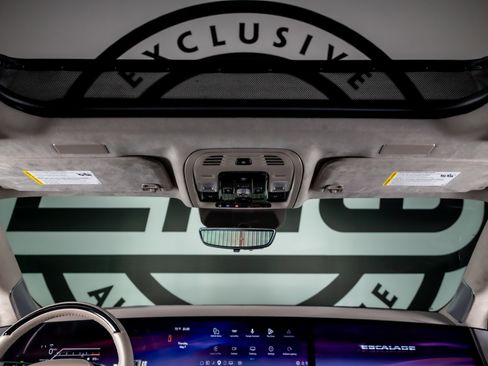 Used 2026 Cadillac Escalade Platinum Sport AWD/4WD image 9