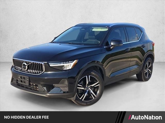 Used 2025 Volvo XC40 B5 Core AWD/4WD image 1