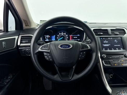 Used 2017 Ford Fusion SE w/ Fusion SE Technology Package image 27