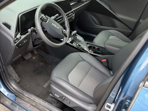 Used 2025 Kia Niro EX FWD image 2