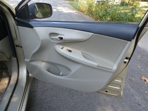 Used 2012 Toyota Corolla LE image 22