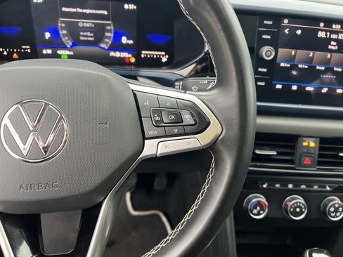 Certified 2022 Volkswagen Taos SE w/ Panoramic Sunroof Package image 19