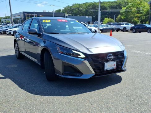 Used 2024 Nissan Altima 2.5 SV w/ SV Premium Package AWD/4WD image 3