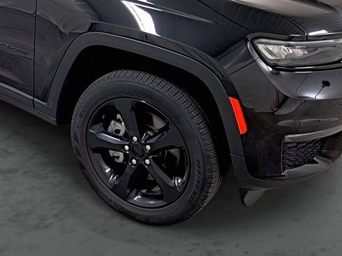 Used 2022 Jeep Grand Cherokee L Limited w/ Black Appearance Package AWD/4WD image 14