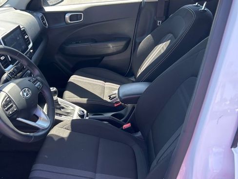Used 2025 Hyundai Venue SEL image 18