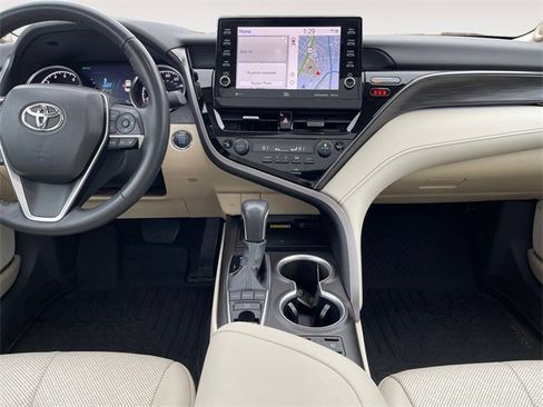 Used 2024 Toyota Camry XLE w/ Navigation Package image 11