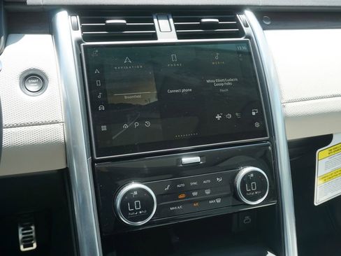 New 2025 Land Rover Discovery Dynamic SE image 15