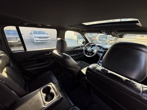 Used 2024 Jeep Grand Cherokee Altitude image 12