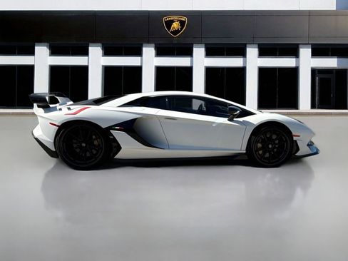 Used 2019 Lamborghini Aventador SVJ image 3
