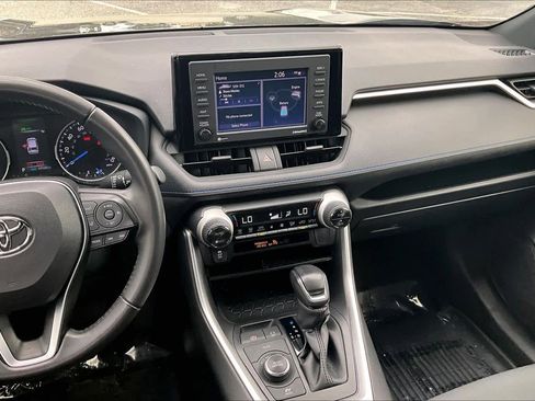 Used 2022 Toyota RAV4 SE image 7