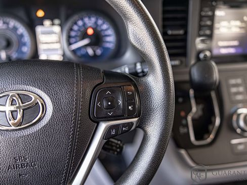 Used 2020 Toyota Sienna LE w/ LE Preferred Package FWD image 23