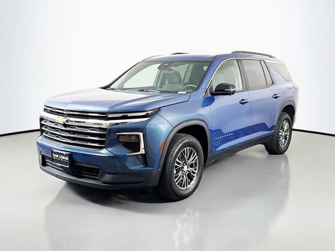 Used 2024 Chevrolet Traverse LT w/ Trailering Package FWD image 3