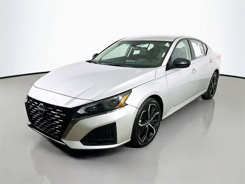 Used 2024 Nissan Altima 2.5 SR image 3