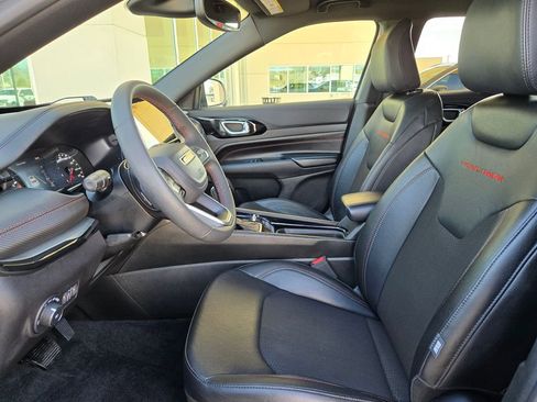 Used 2025 Jeep Compass Trailhawk image 9