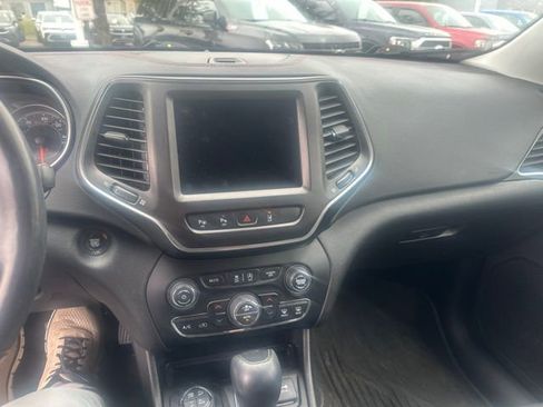 Used 2019 Jeep Cherokee Trailhawk AWD/4WD image 13