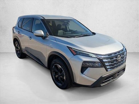 Used 2024 Nissan Rogue SV FWD image 3