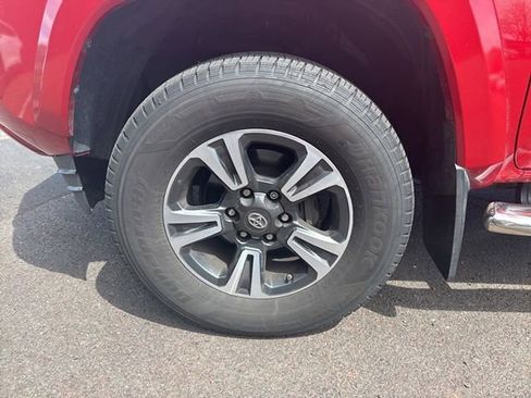 Used 2017 Toyota Tacoma TRD Sport AWD/4WD image 3