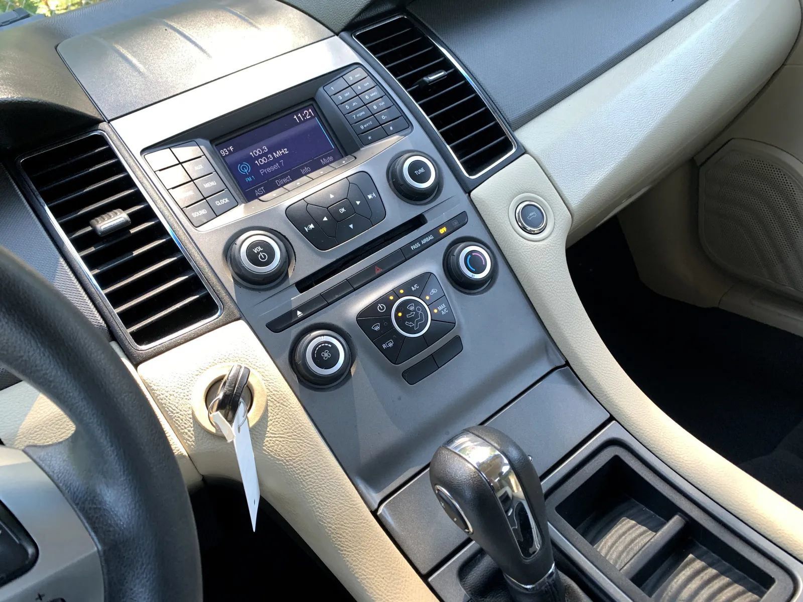Used 2019 Ford Taurus SE FWD image 15