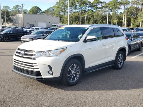 Used 2019 Toyota Highlander XLE image 3