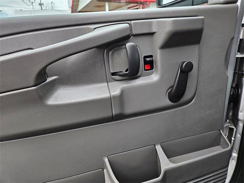 Used 2011 GMC Savana 3500 LS image 13