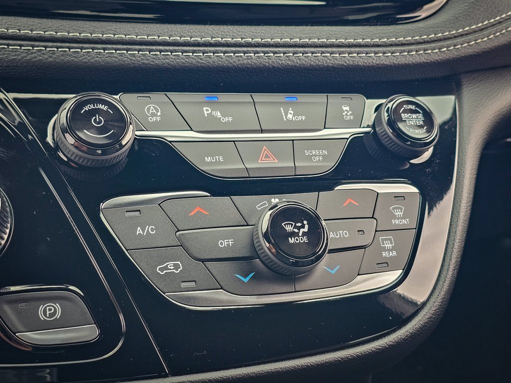 New 2027 Chrysler Pacifica Select AWD/4WD image 26