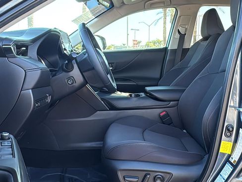 Used 2021 Toyota Venza LE w/ Carpet Mat Package (TMS) image 24