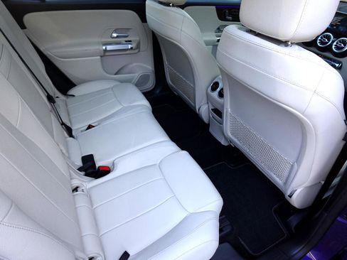Used 2021 Mercedes-Benz GLB 250 4MATIC w/ Premium Package image 16