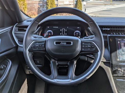 Used 2023 Jeep Grand Cherokee L Laredo image 12