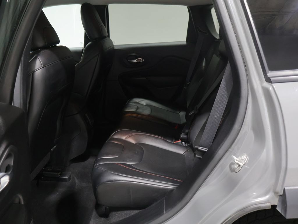 Used 2022 Jeep Cherokee Trailhawk AWD/4WD image 17