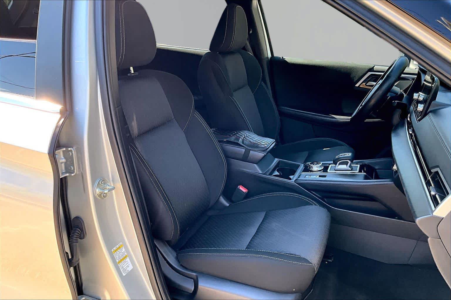Used 2024 Mitsubishi Outlander ES FWD image 9