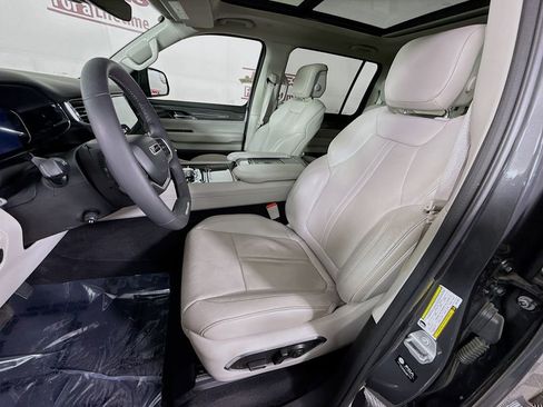 Used 2022 Jeep Wagoneer Series III w/ Premium Group I AWD/4WD image 28