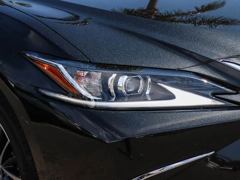 Used 2025 Lexus ES 300h w/ Premium Package FWD image 4