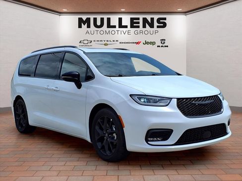 Used 2025 Chrysler Pacifica Limited FWD image 3